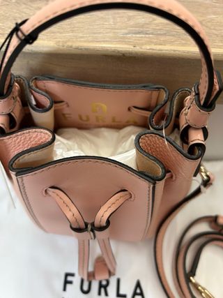 Bolso FURLA saco de piel bovina rosa.