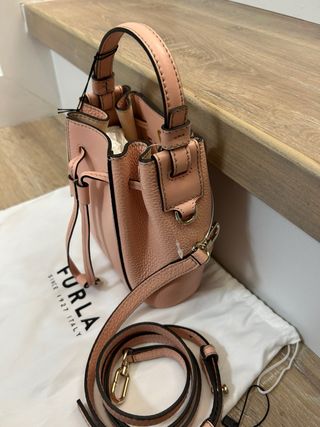 Bolso FURLA saco de piel bovina rosa.
