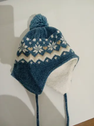 Gorro azul con pompón y orejeras