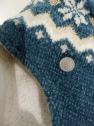 Gorro azul con pompón y orejeras