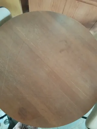 Mesa redonda de madera, extensible.