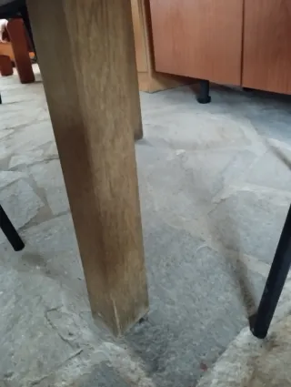 Mesa redonda de madera, extensible.