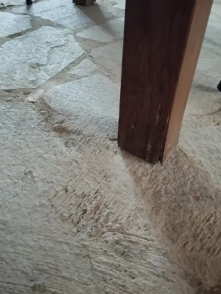 Mesa redonda de madera, extensible.