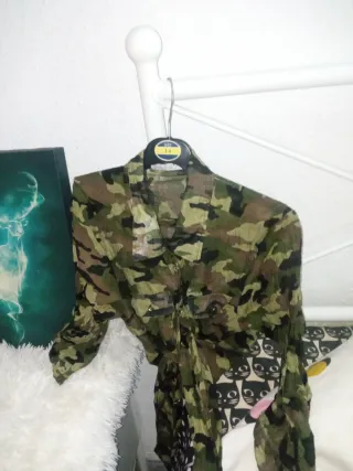 Camisa atada translúcida con estampado militar XL