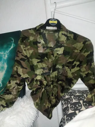 Camisa atada translúcida con estampado militar XL