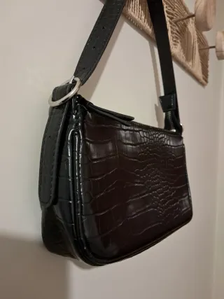 Bolso bandolera Stradivarius negro efecto piel