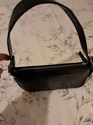 Bolso bandolera Stradivarius negro efecto piel