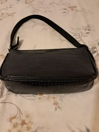 Bolso bandolera Stradivarius negro efecto piel