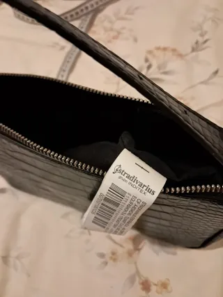 Bolso bandolera Stradivarius negro efecto piel