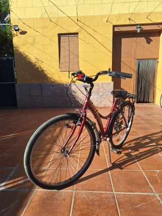 Bicicleta de paseo roja