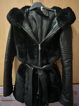 Chaqueta de pelo negra con capucha