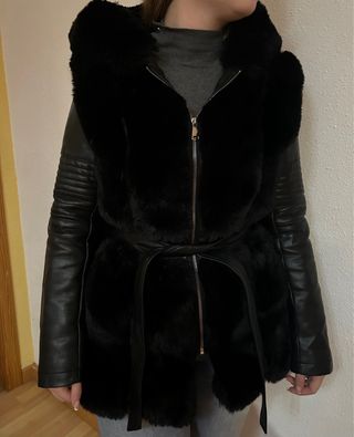 Chaqueta de pelo negra con capucha