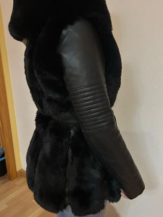 Chaqueta de pelo negra con capucha