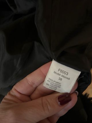 Chaqueta de pelo negra con capucha