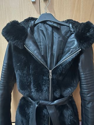 Chaqueta de pelo negra con capucha