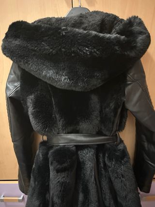 Chaqueta de pelo negra con capucha