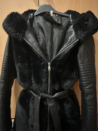 Chaqueta de pelo negra con capucha