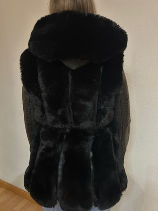 Chaqueta de pelo negra con capucha