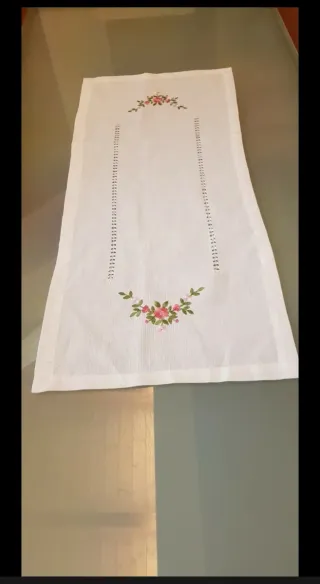 Runner centrotavola ricamato fiori rosa