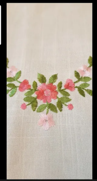 Runner centrotavola ricamato fiori rosa