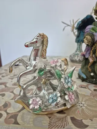 Statuetta cavallo fiori argento dorato