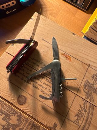 2 Coltelli multiuso tipo victorinox