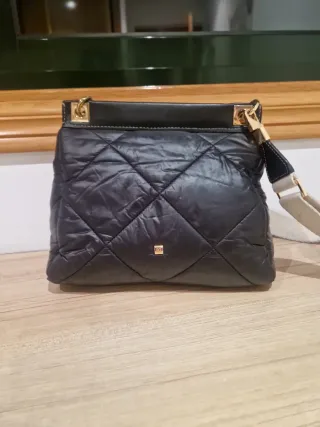 Bolso negro y dorado