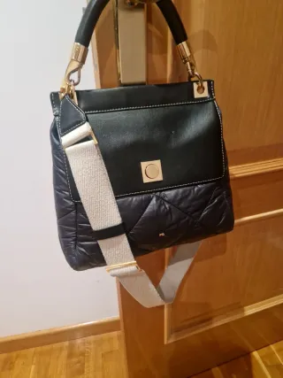 Bolso negro y dorado