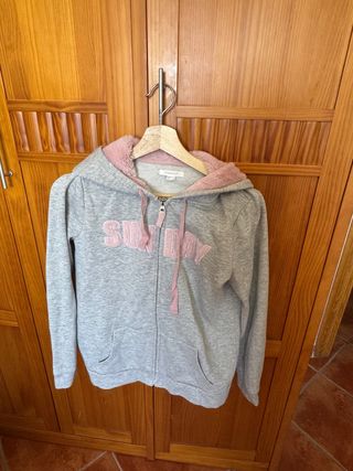 Sudadera gris con capucha y cremallera