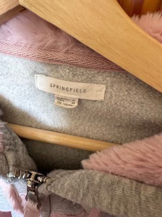 Sudadera gris con capucha y cremallera