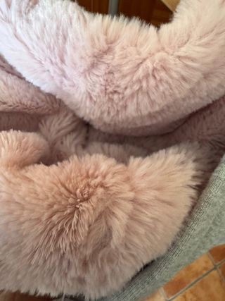 Sudadera gris con capucha y cremallera