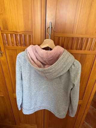 Sudadera gris con capucha y cremallera