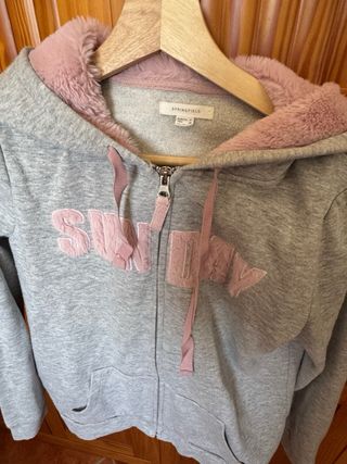 Sudadera gris con capucha y cremallera