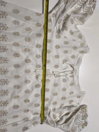 Blusa blanca con bordado dorado