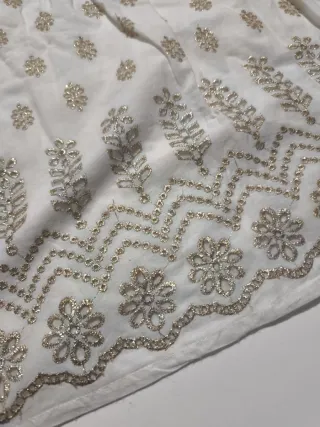 Blusa blanca con bordado dorado