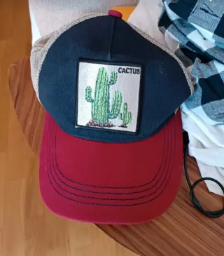 Gorra Cactus Bordado Algodón Roja y Azul.