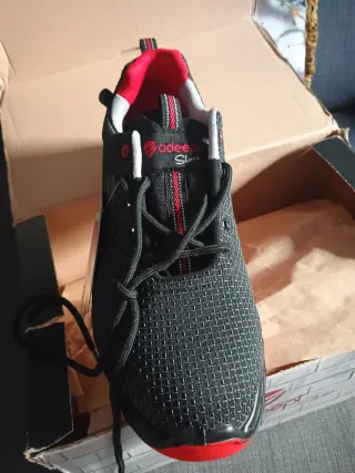 Zapatos de trabajo negros y rojos