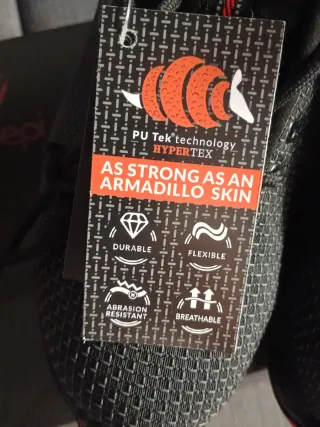 Zapatos de trabajo negros y rojos