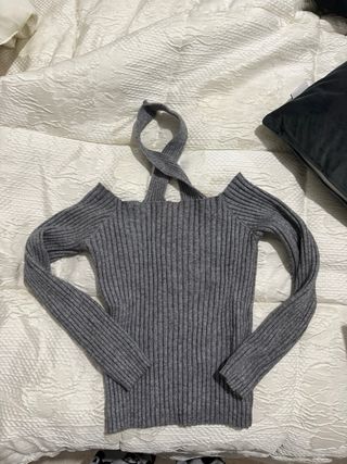 Maglia grigia con intreccio sul collo