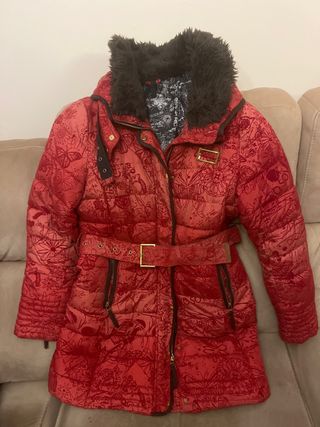 Parka Desigual roja con estampado