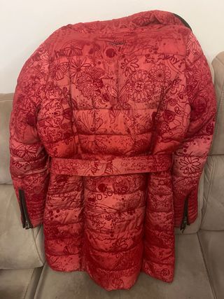 Parka Desigual roja con estampado