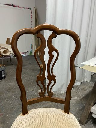 Silla vintage con ribetes,