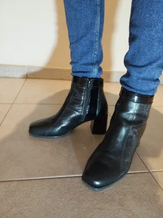 Botines negros Pitillos piel y charol