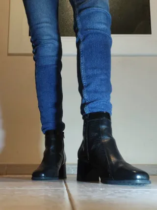 Botines negros Pitillos piel y charol