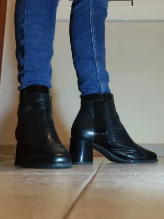 Botines negros Pitillos piel y charol