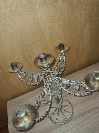 Candelabro de metal con cristales