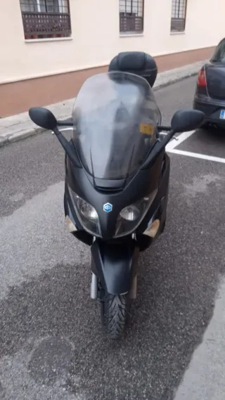 Piaggio X Evo 125 Negra