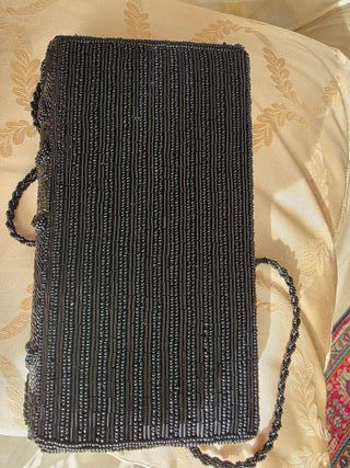 Pochette nera ricamata.