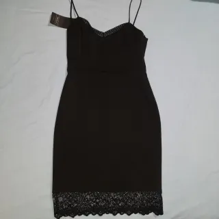 Vestido lencero negro Zara con etiqueta