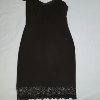 Vestido lencero negro Zara con etiqueta